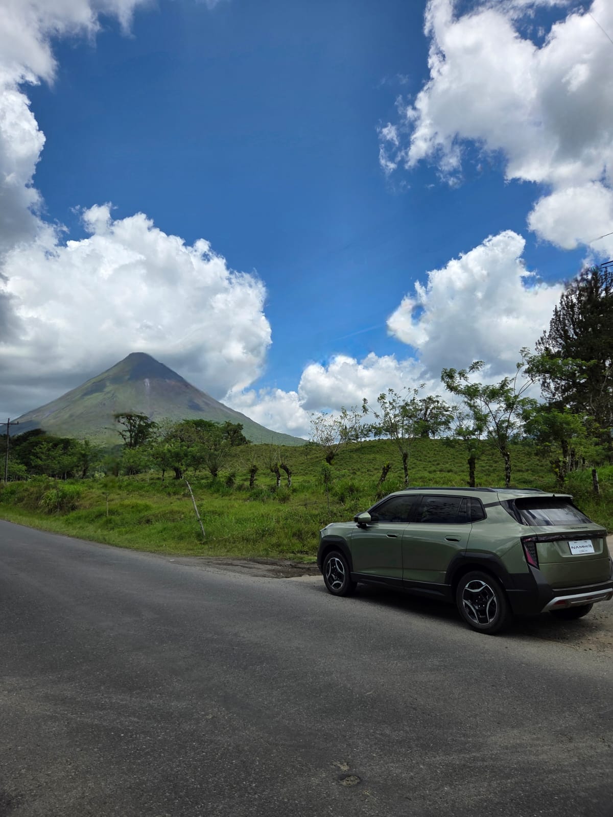 Vehículo frente al Volcán Arenal